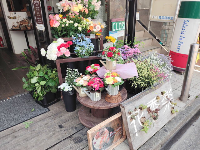 花香楽 花屋の中にあるカフェでお花に彩られたランチ スイーツを